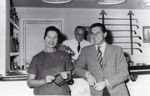 Fosco Scarselli haciendo cócteles