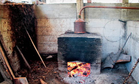 Horno de leña para hacer mezcal