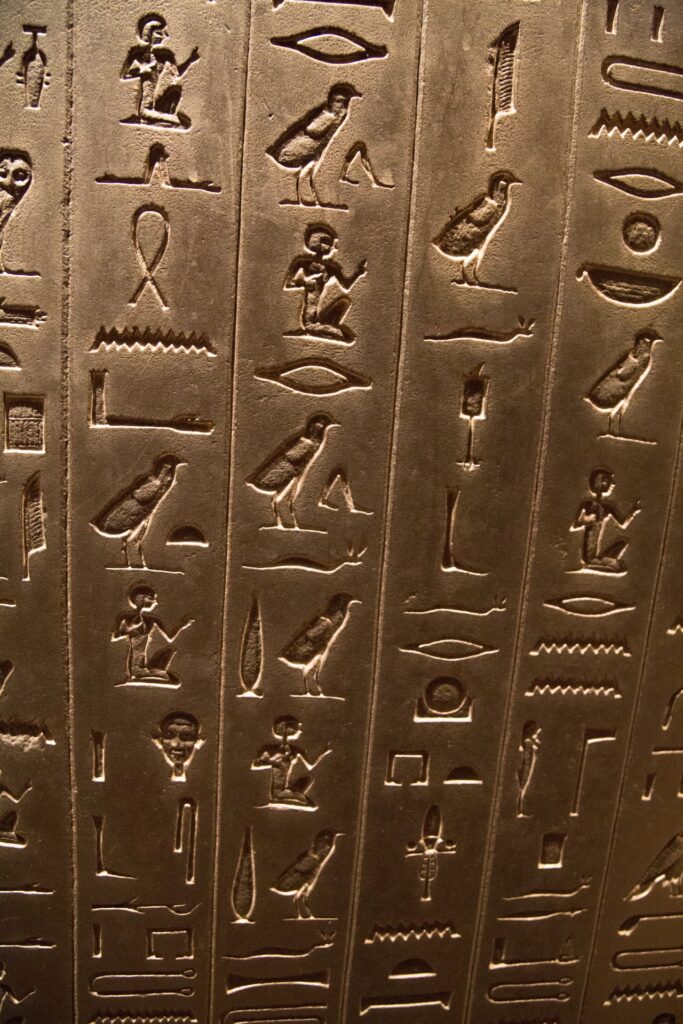 Esta imagen tiene un atributo ALT vacío; su nombre de archivo es hieroglyphs-1464193894nu8-683x1024.jpg
